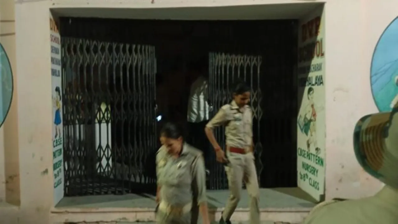 स्कूल प्रबंधक और प्रिंसिपल शिक्षा के मंदिर में मना रहे थे रंगरलियां, स्थानीय लोगों में आक्रोश