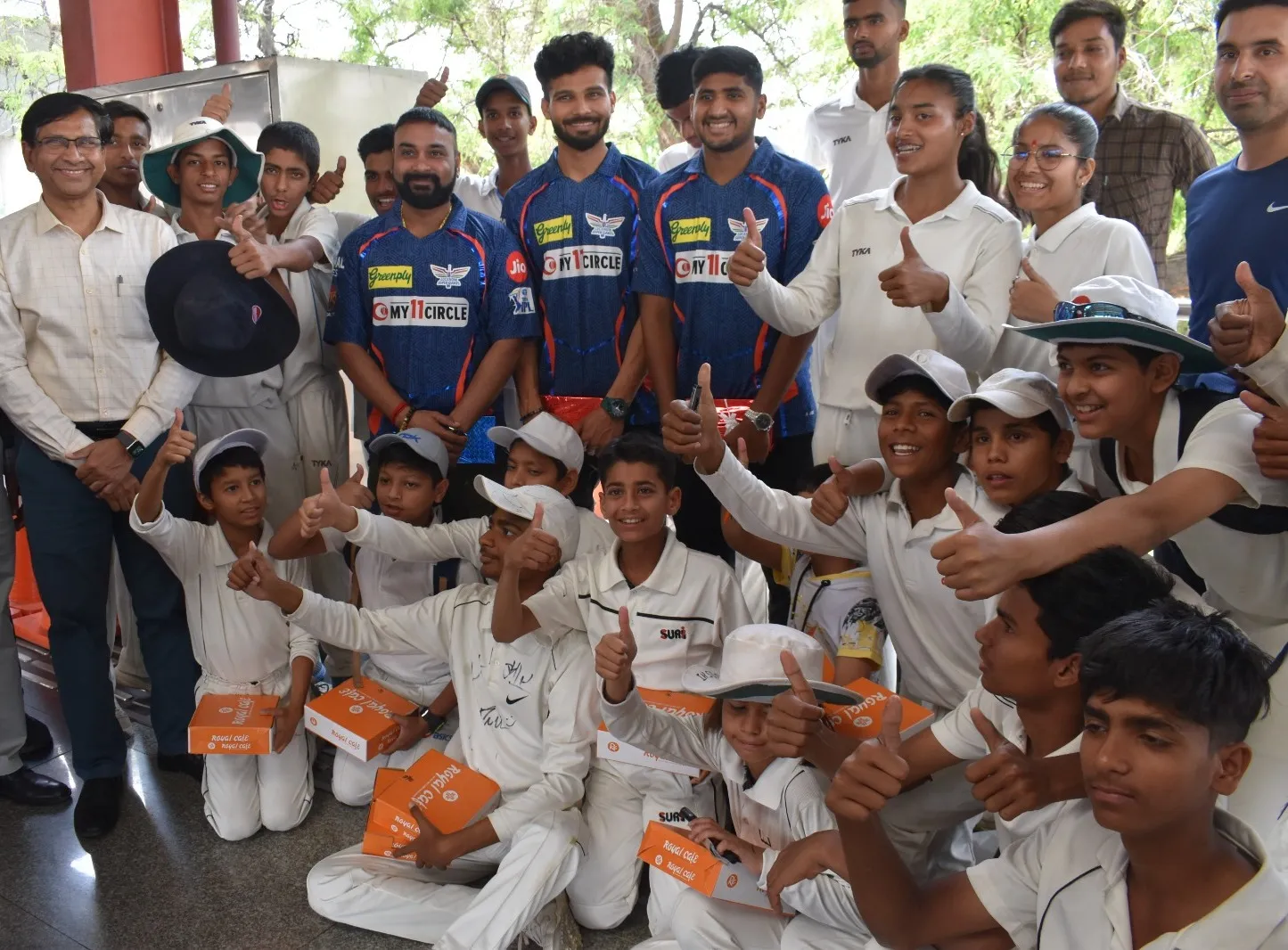 लखनऊ मेट्रो स्टेशन पर युवा खिलाड़ियों ने एलएसजी क्रिकेटरों के साथ बिताए यादगार पल 