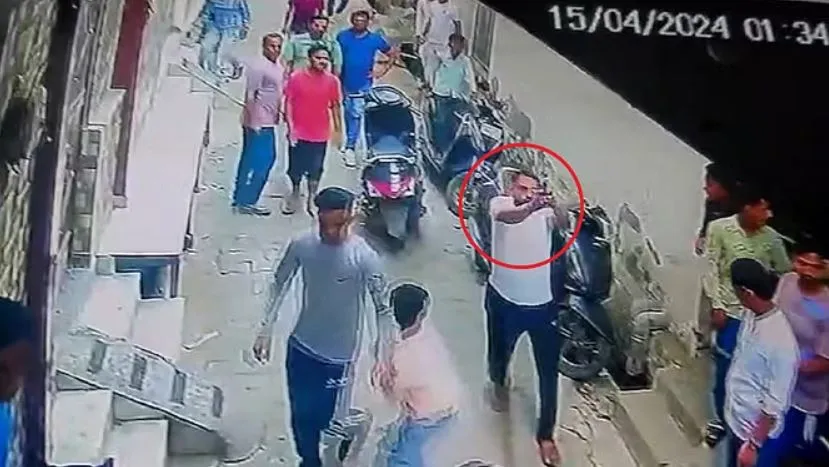 मेरठ में एक घर पर सपा नेता ने की फायरिंग, मची अफरा-तफरी...वीडियो वायरल