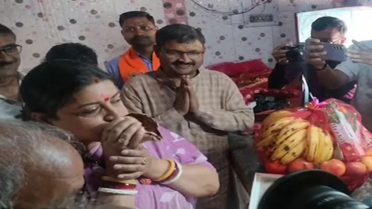 नवरात्रि के पहले दिन स्मृति ईरानी ने मंदिरों में टेक माथा, अमेठी की खुशहाली के लिए माता रानी से की कामना