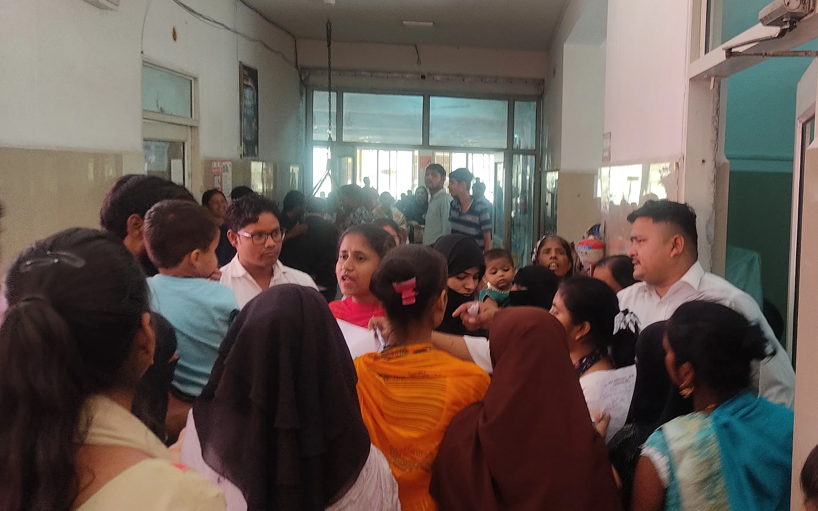 बरेली: अल्ट्रासाउंड कक्ष के बाहर महिला मरीजों का हंगामा, घंटों इंतजार के बाद भी नहीं आया नंबर