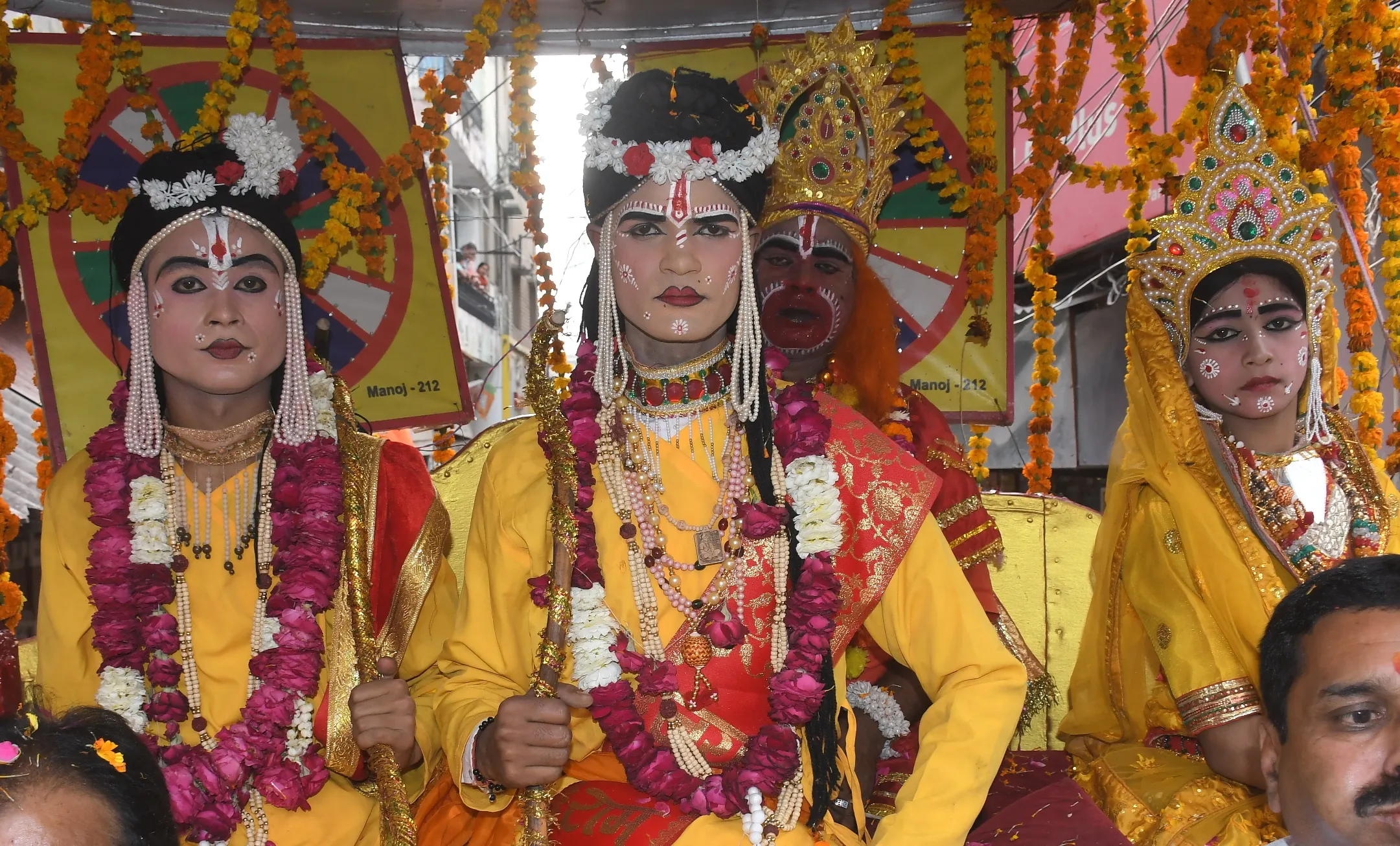 बरेली: धूमधाम से निकली राजगद्दी शोभायात्रा, जगह जगह पुष्प वर्षा