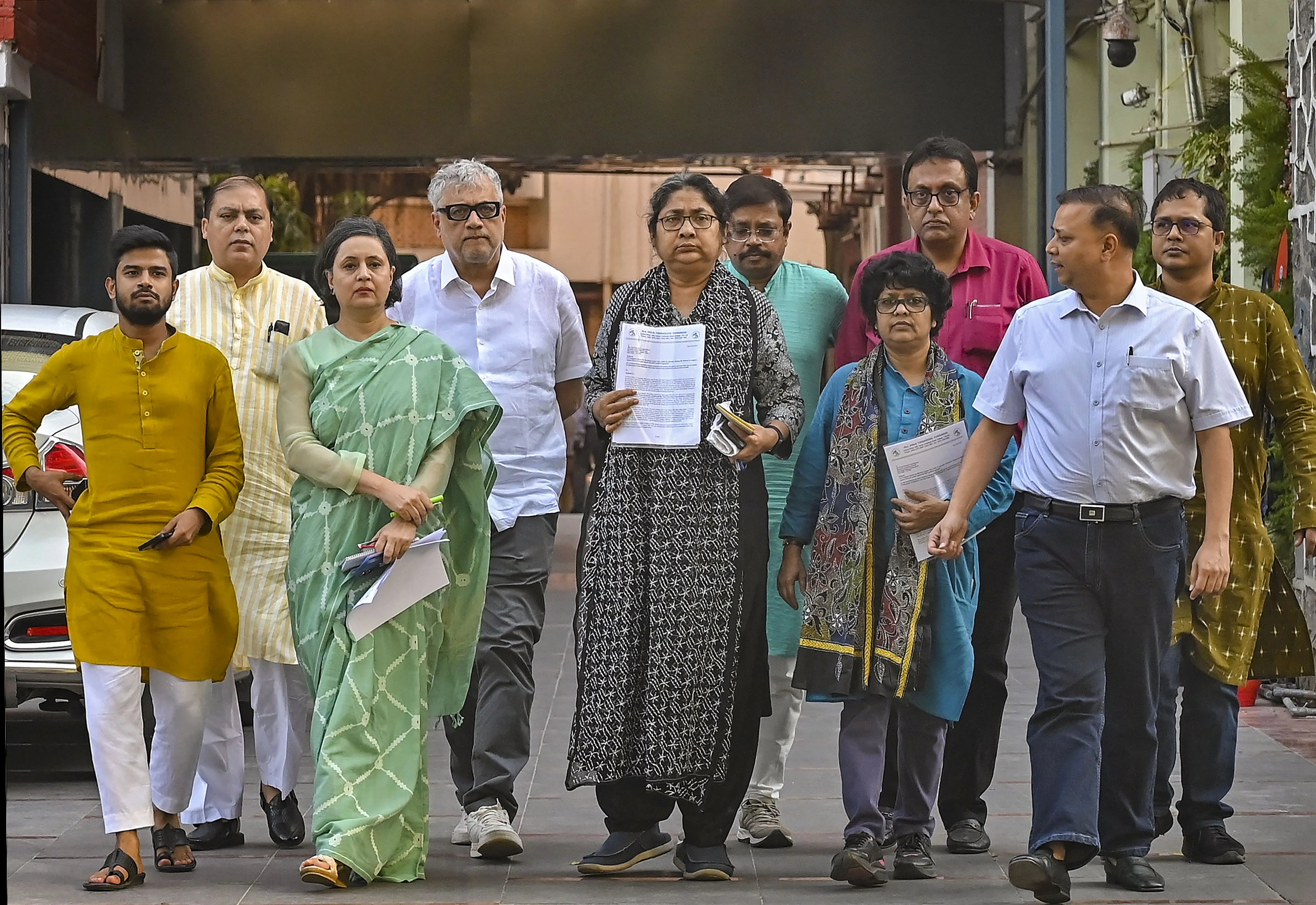 जांच एजेंसियों के खिलाफ TMC का धरना, चुनाव आयोग कार्यालय के बाहर से हिरासत में लिए गए नेता