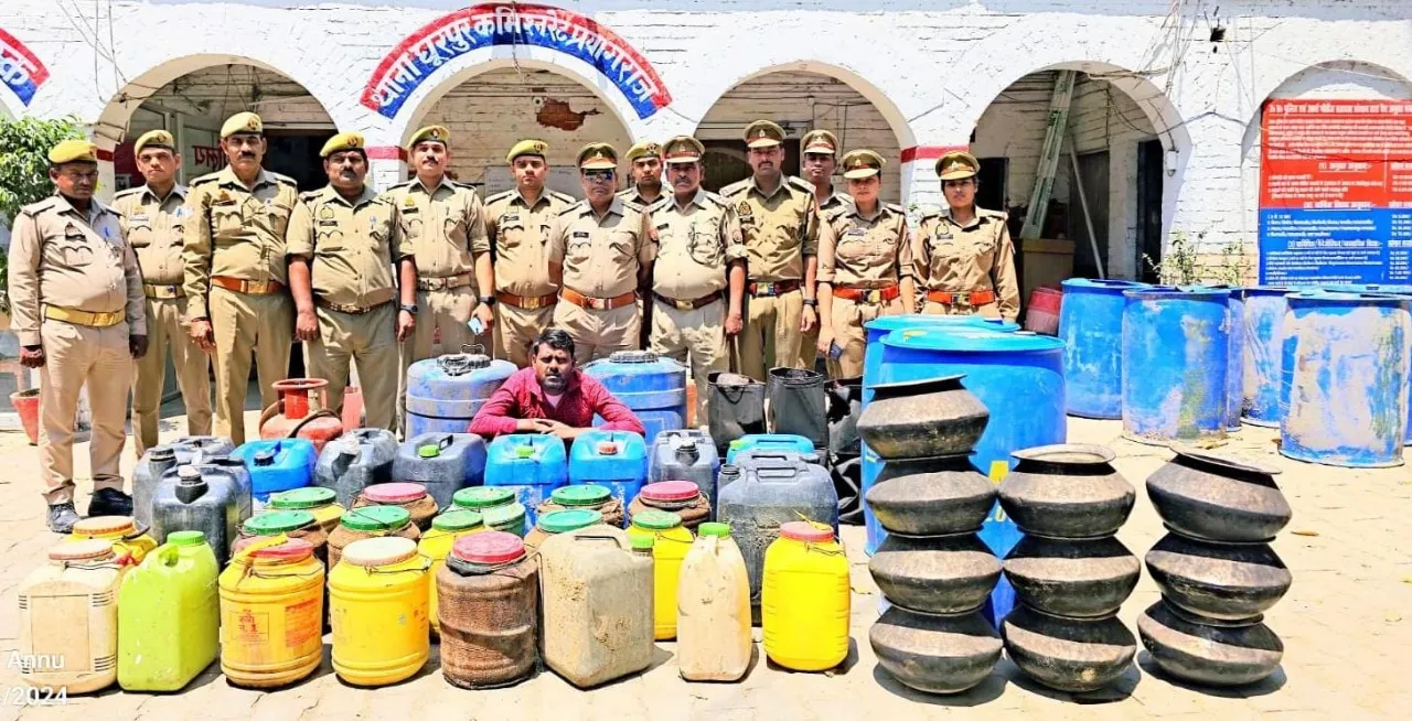  प्रयागराज में अवैध कच्ची शराब बरामद, चुनाव में खपाने की थी तैयारी