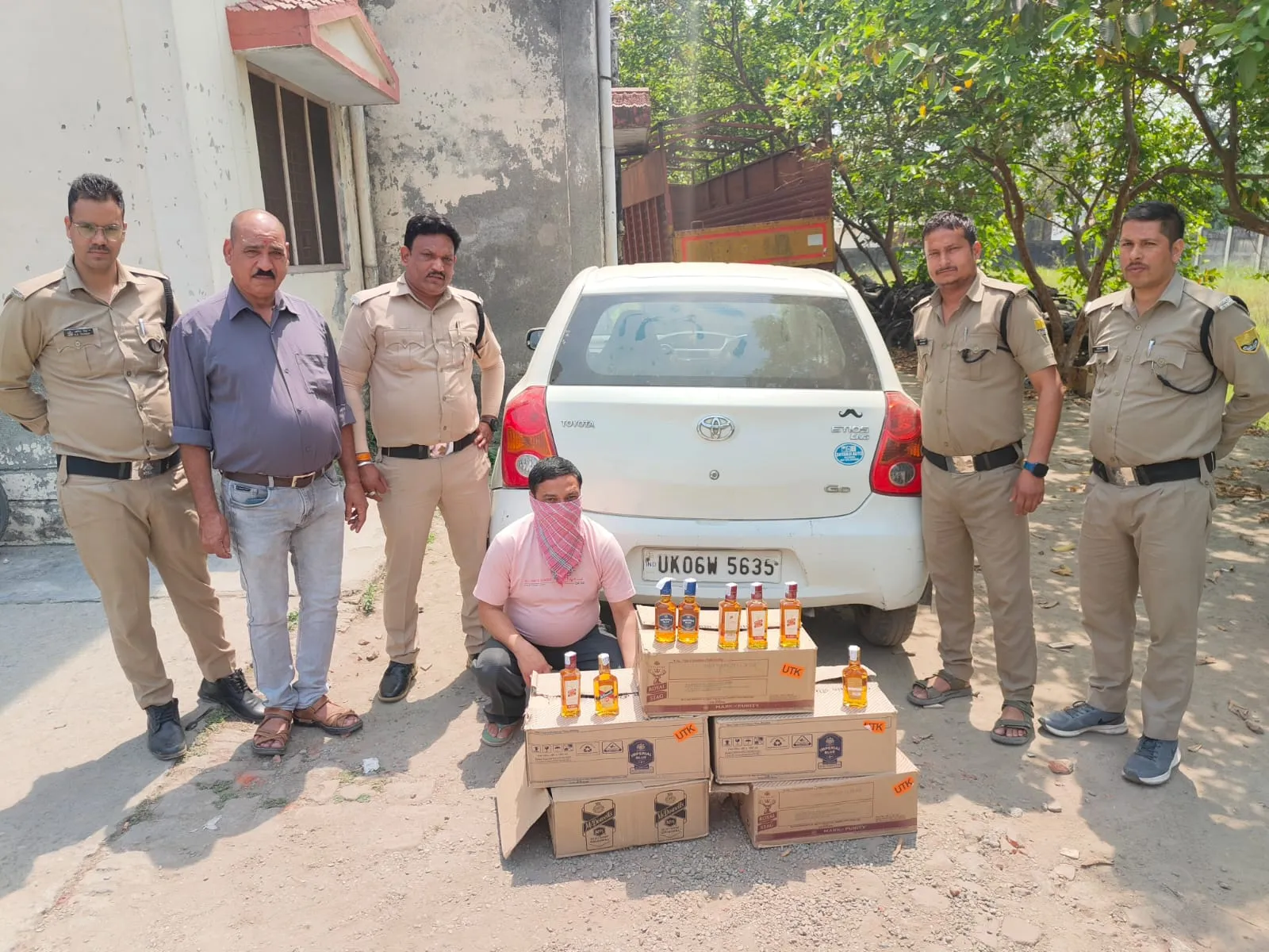 रुद्रपुर: कार में शराब की पेटियों के साथ एक आरोपी पकड़ा