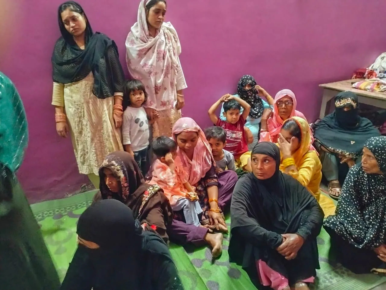बदायूं: गमगीन माहौल में सुपुर्द-ए-खाक हुए मां-बेटा, नम आंखों से दी विदाई