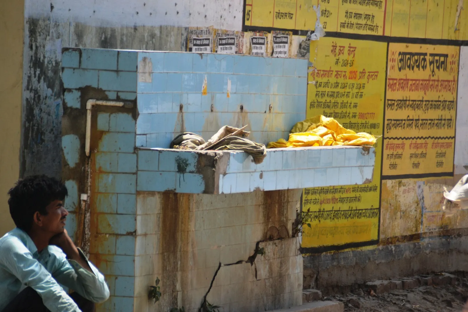 पीलीभीत: मंडी समिति का हाल...टैक्स से मालामाल और सुविधाएं देने में कंगाल, तपती गर्मी में ठंडे पानी को तरस रहे किसान और आढ़ती