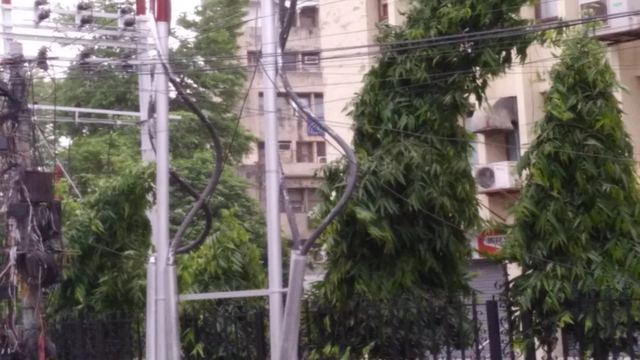 Video: लखनऊ में अचानक बदला मौसम, चल रहीं धूल भरी तेज हवाएं-वाहन पर गिरा पेड़   