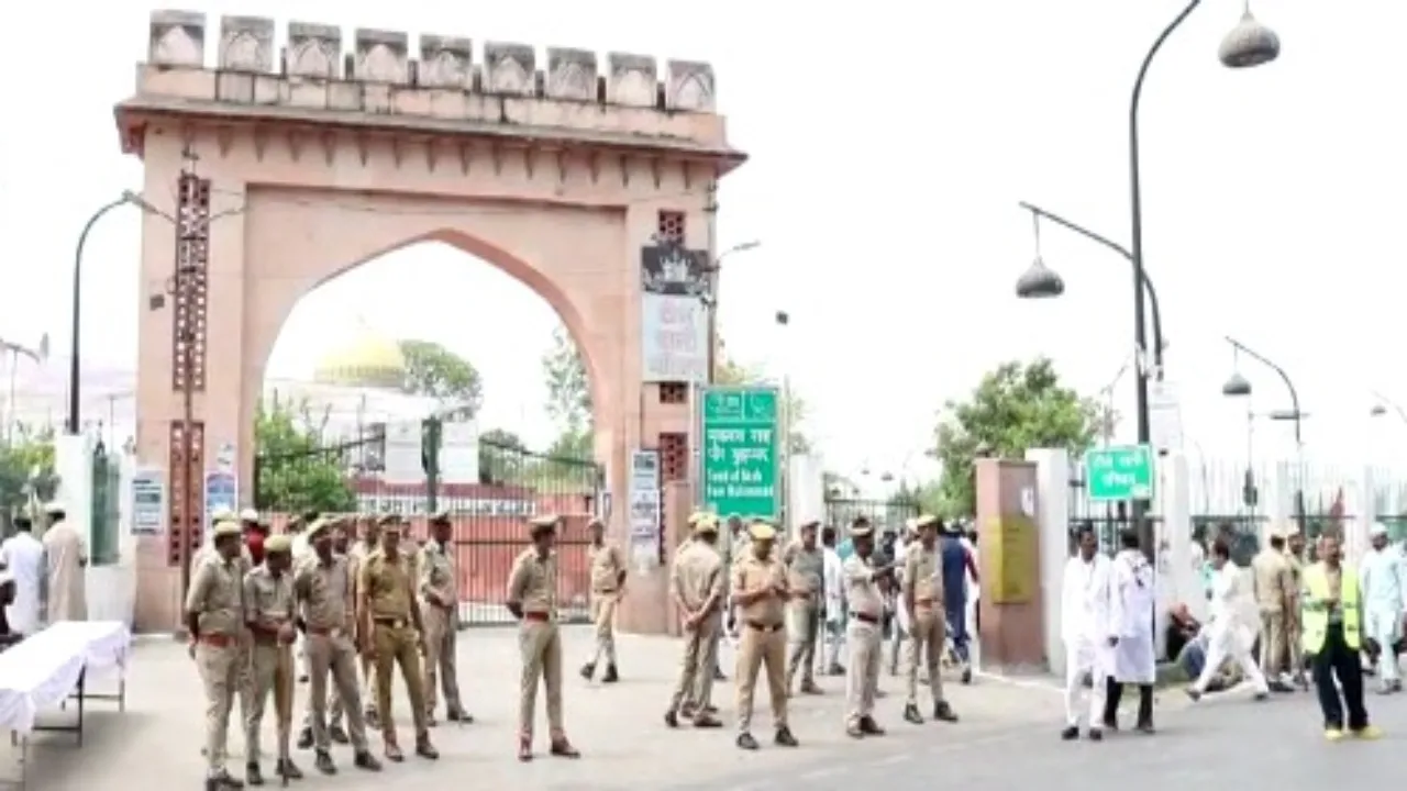 Video: लखनऊ में शांतिपूर्ण संपन्न हुई अलविदा की नमाज, सुरक्षा के किये गए सख्त इंतजाम 