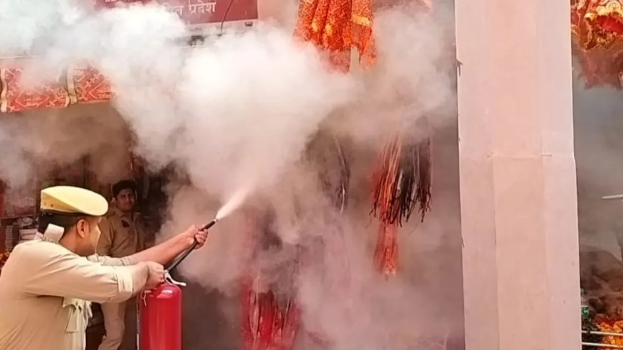 विन्ध्यवासिनी मंदिर गेट के पास दुकान पर लगी आग, पाया काबू 
