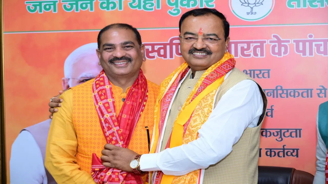 लखनऊ: फूलपुर लोकसभा प्रत्याशी प्रवीण पटेल ने केशव मौर्य से की मुलाकात, मिली बधाई 