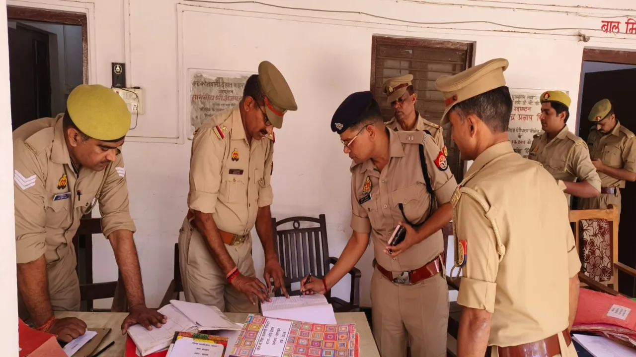 बहराइच अपर पुलिस अधीक्षक ने दिए निर्देश-उखड़े प्लास्टर और वायरिंग को करवाएं सही