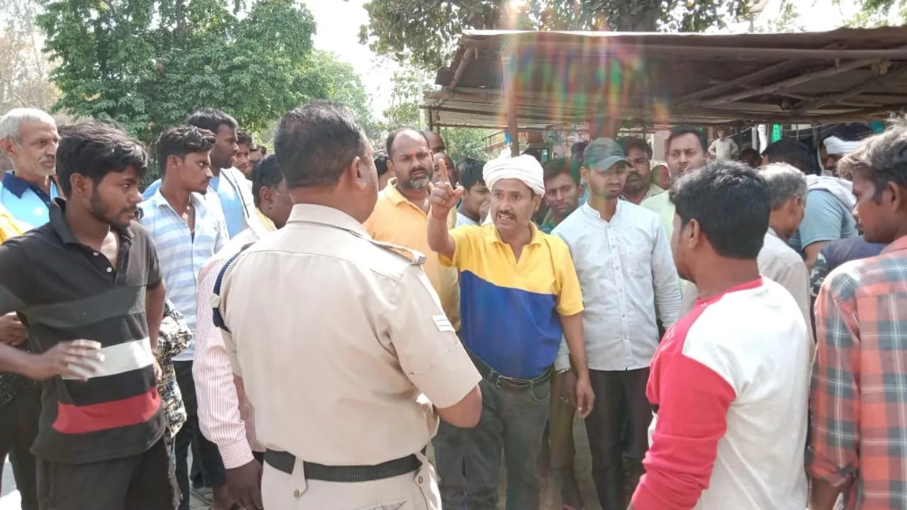 अयोध्या में आक्रोशित हुए ग्रामीण, कोयले की साइडिंग को लेकर किया प्रदर्शन 