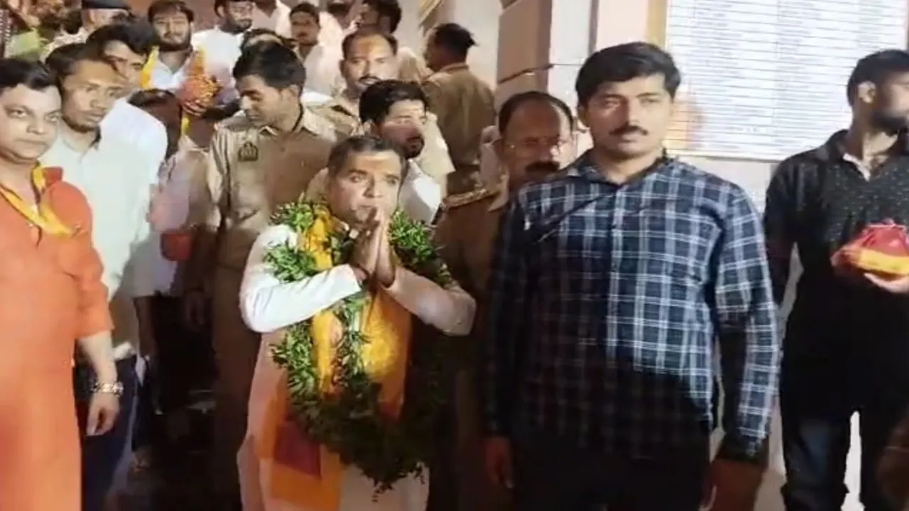 सपा प्रत्याशी धर्मेंद्र यादव ने विंध्याचल धाम में किये दर्शन, कहा-लोकसभा चुनाव में इंडिया गठबंधन की चलेगी आंधी