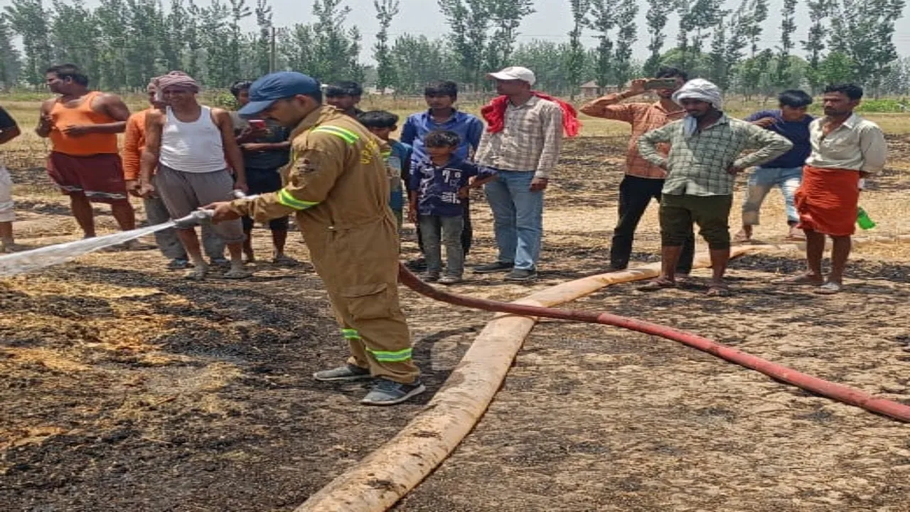 बहराइच: हाईटेंशन के चिपके तार से निकली चिंगारी से लगी आग, भूसा जलकर राख