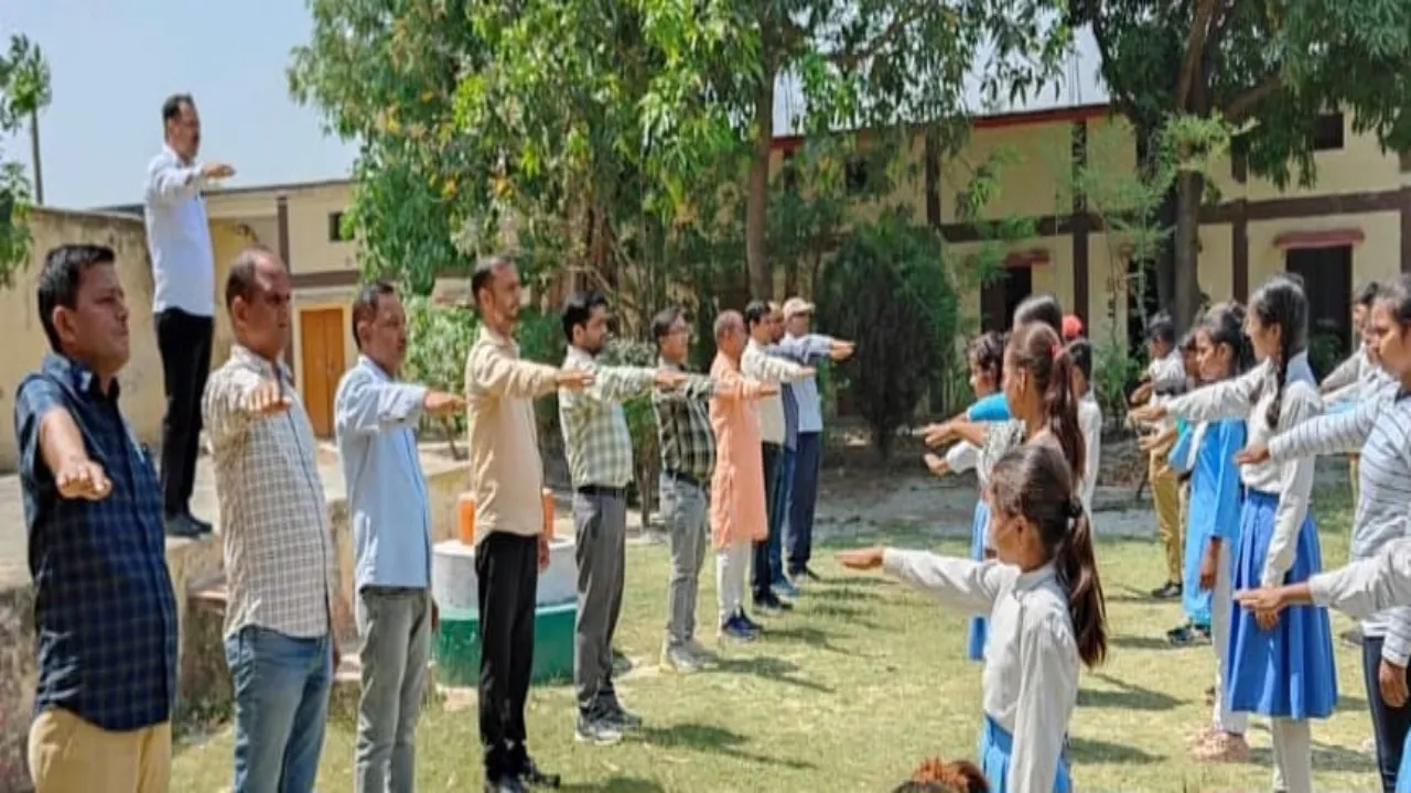 अयोध्या: प्रधानाचार्य ने सड़क सुरक्षा नियमों की शपथ दिलाई 