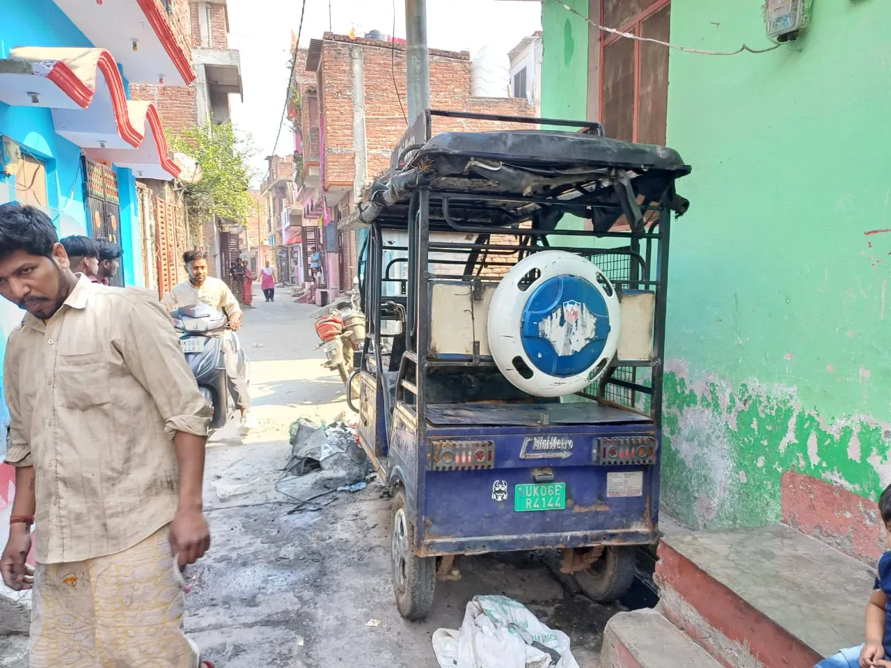 रुद्रपुर: दबंगों ने परिवार को पीटा और टुकटुक पर लगा डाली आग