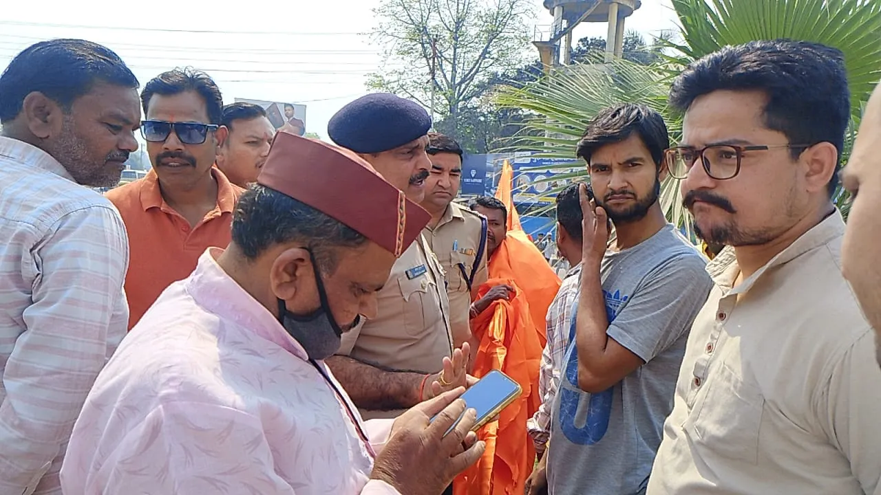 रुद्रपुर: झंडा लगाने पर हिंदूवादी संगठनों और पुलिस में नोकझोंक