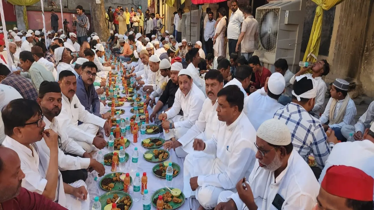 अयोध्या: सपा के रोजा अफ्तार में हुई अमन के लिए दुआ 