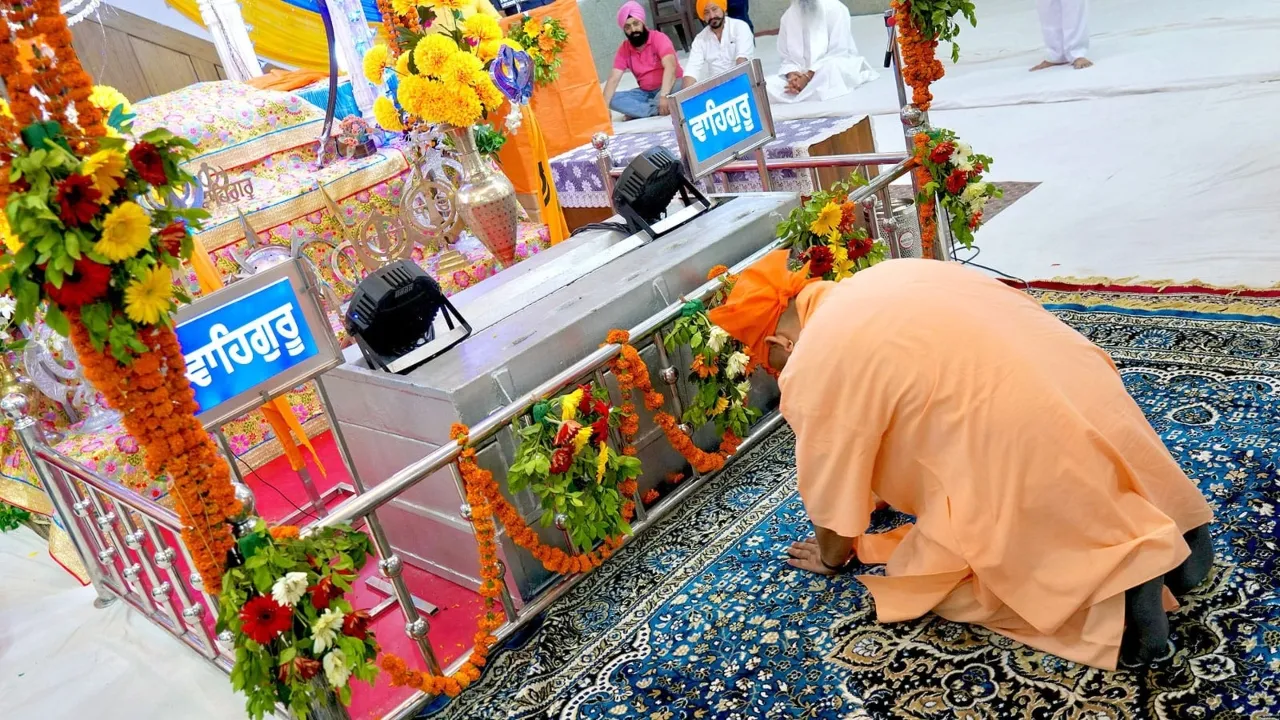 सीएम योगी ने बैसाखी की दी बधाई, नाका गुरूद्वारे में नवाया सिर