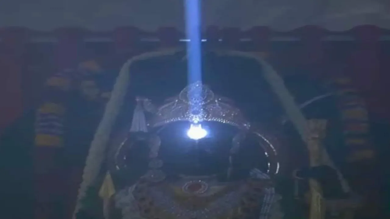 Video: श्रीरामचन्द्र कृपालु भज मन, हरण भव-भय दारुणं... श्रीरामलला का सूर्य तिलक और भव्य आरती-आप भी कीजिये दर्शन    