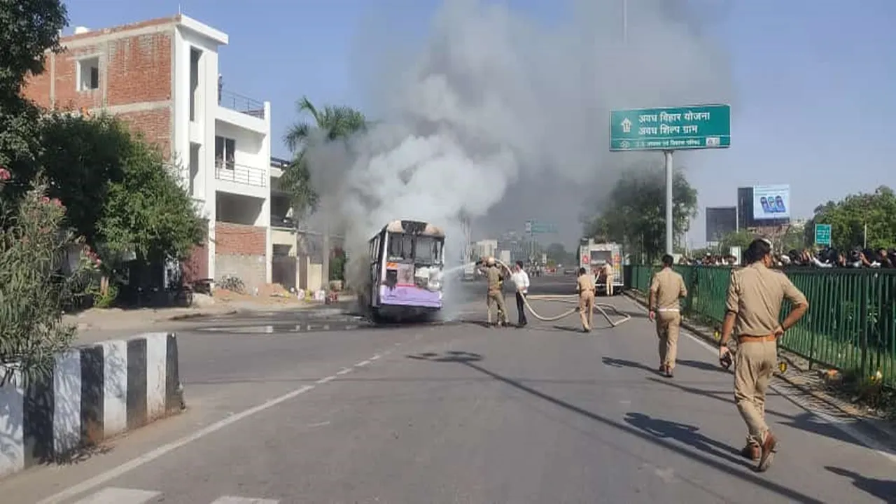 लखनऊ: धू-धू कर जलने लगी चलती सिटी बस, यात्रियों में हड़कंप