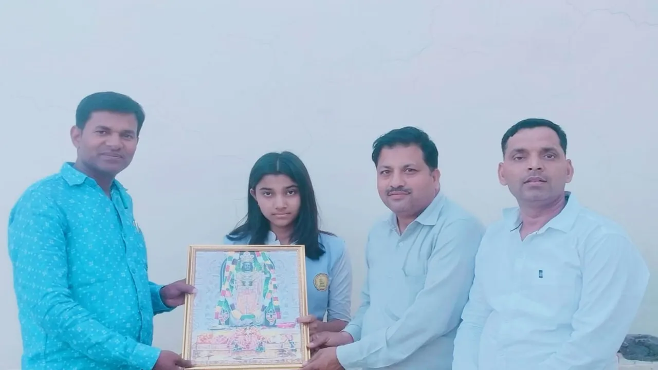 अयोध्या: हाईस्कूल परीक्षा परिणाम में उत्कृष्ट प्रदर्शन करने वाली मेधावी छात्रा अदिति को किया गया सम्मानित