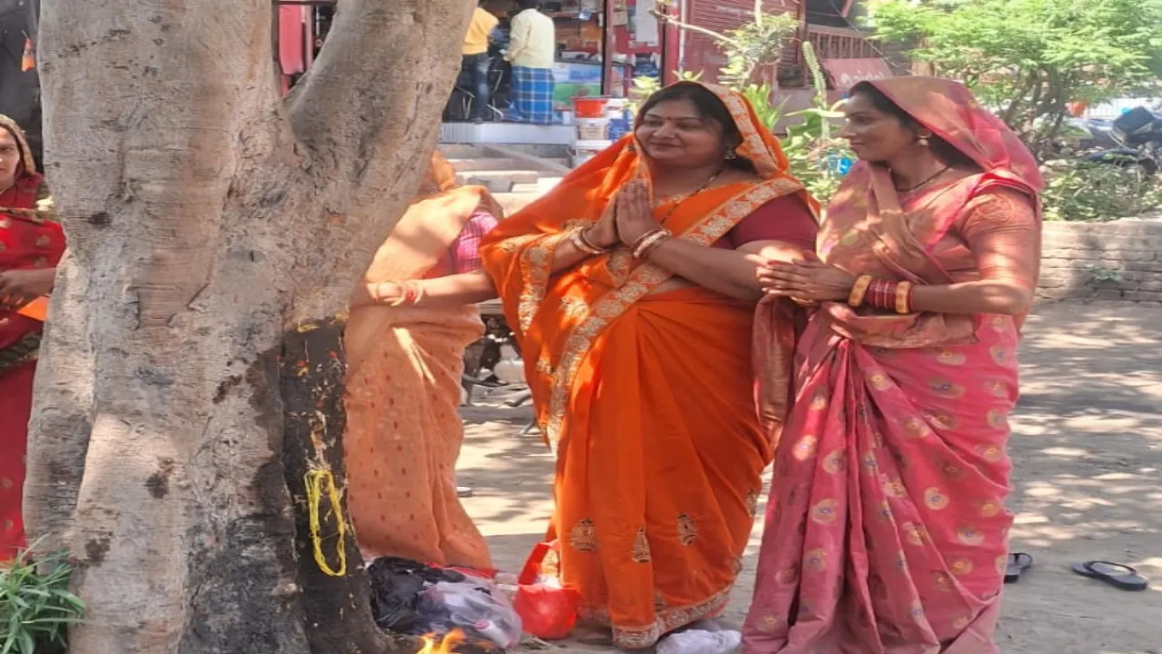 सोमवती आमावस्या: सुहागिनों ने मांगा अखंड सौभाग्य का आर्शीवाद