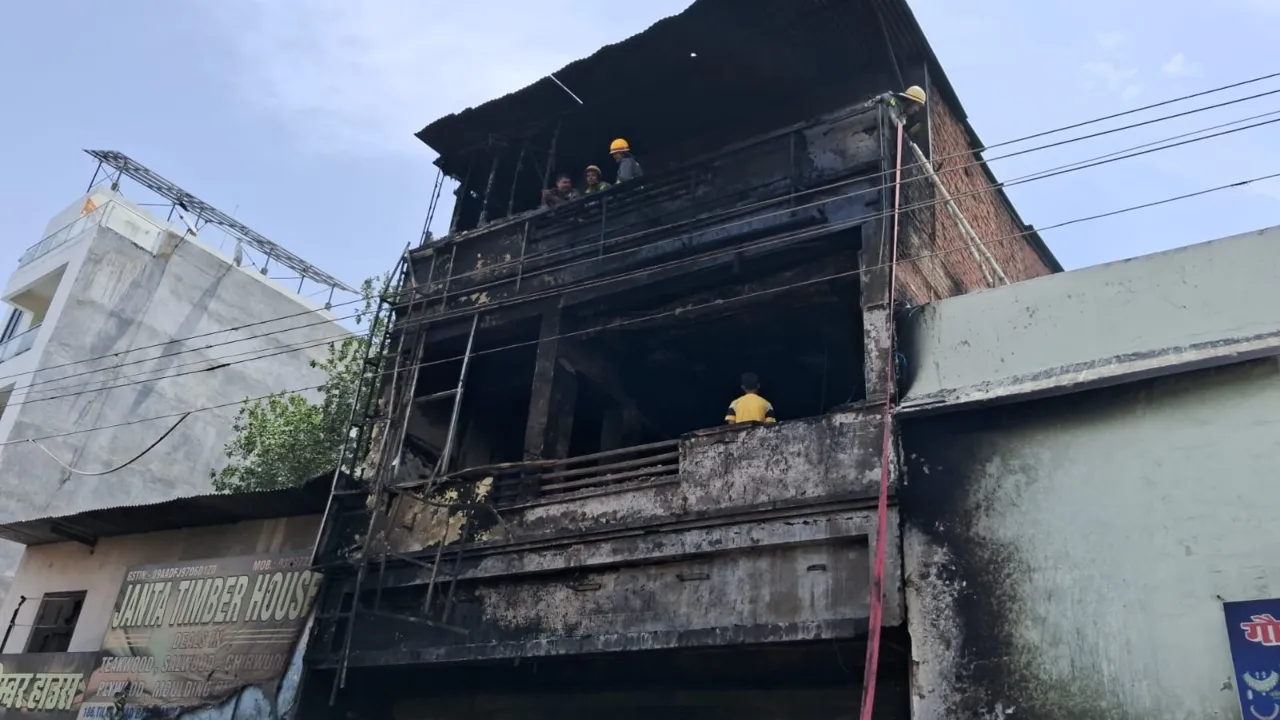प्रयागराज: लकड़ी मंडी में लगी भीषण आग, मौके पर पहुंची फायर ब्रिगेड टीम