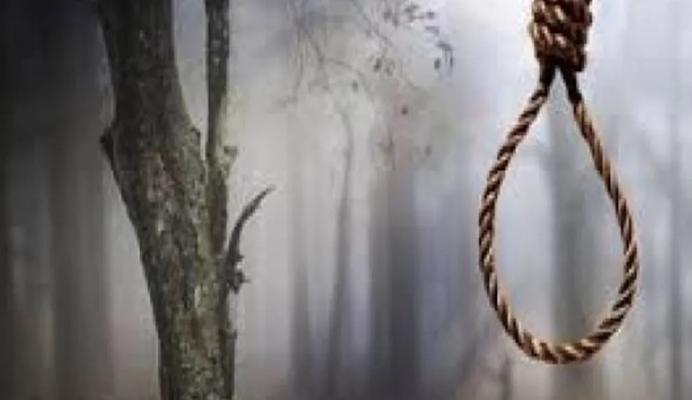 मुरादाबाद: रामगंगा नदी के किनारे पेड़ से लटका मिला युवक का शव, बैंक खाते से 6 लाख रुपये भी गायब