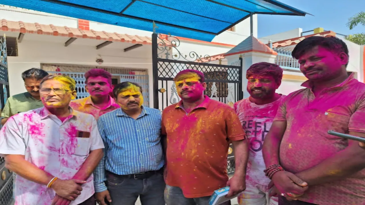 जौनपुर: सांसद संजय सिंह के ससुराल में खेली गई होली, बाँटी मिठाइयां