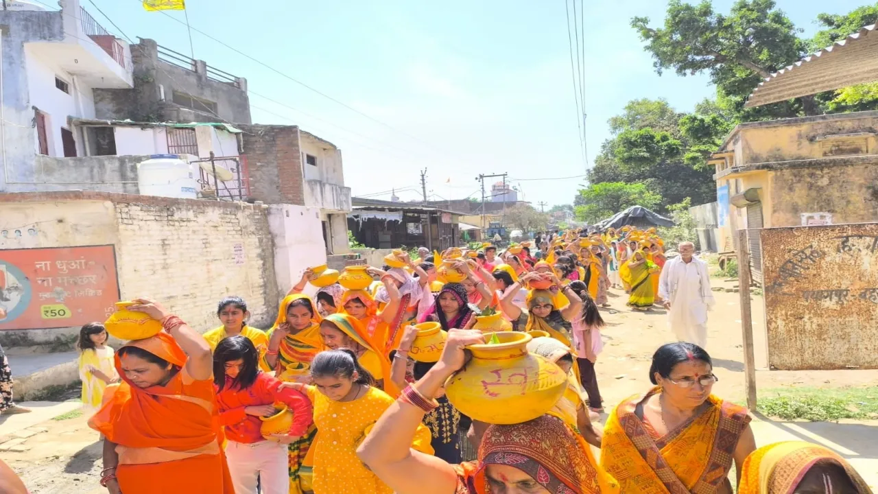 बहराइच: नारी को लजाओ मत, गंदे चित्र लगाओ मत-जैसे जयघोष के साथ निकली कलश यात्रा