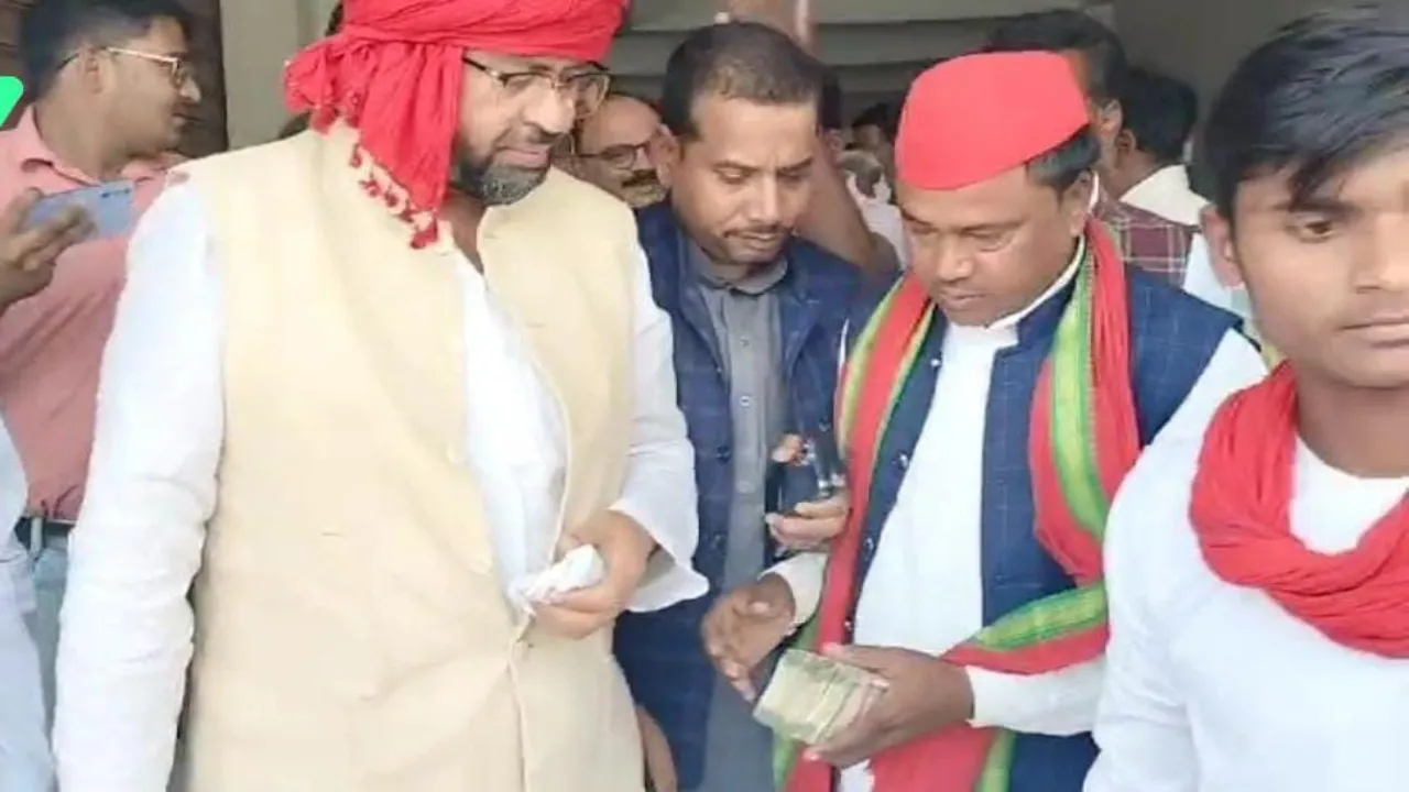 सुलतानपुर: गठबंधन से सपा प्रत्याशी पर मुकदमा दर्ज, रुपये देते वीडियो हुआ था वायरल  