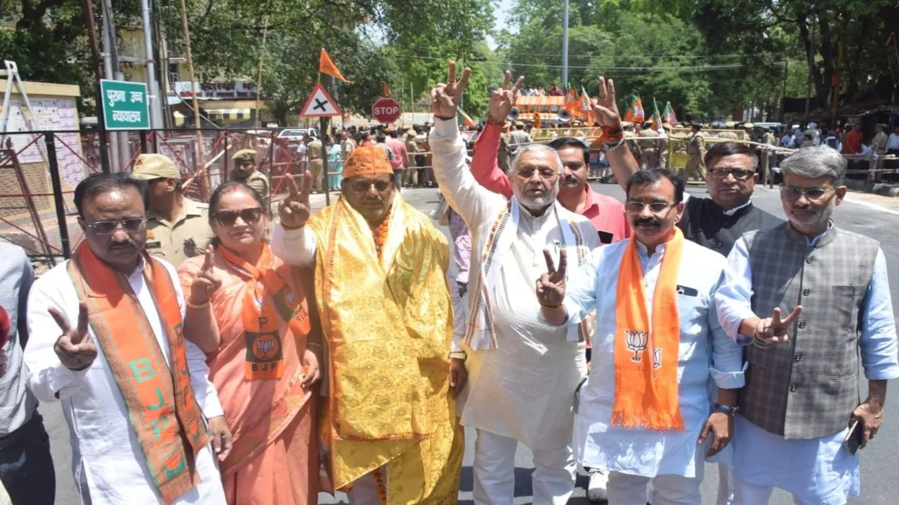 लखनऊ पूर्वी विधानसभा से BJP प्रत्याशी ओपी श्रीवास्तव नामांकन करने पहुंचे कलेक्ट्रेट, वित्त मंत्री और महापौर सहित कई नेता रहे साथ 