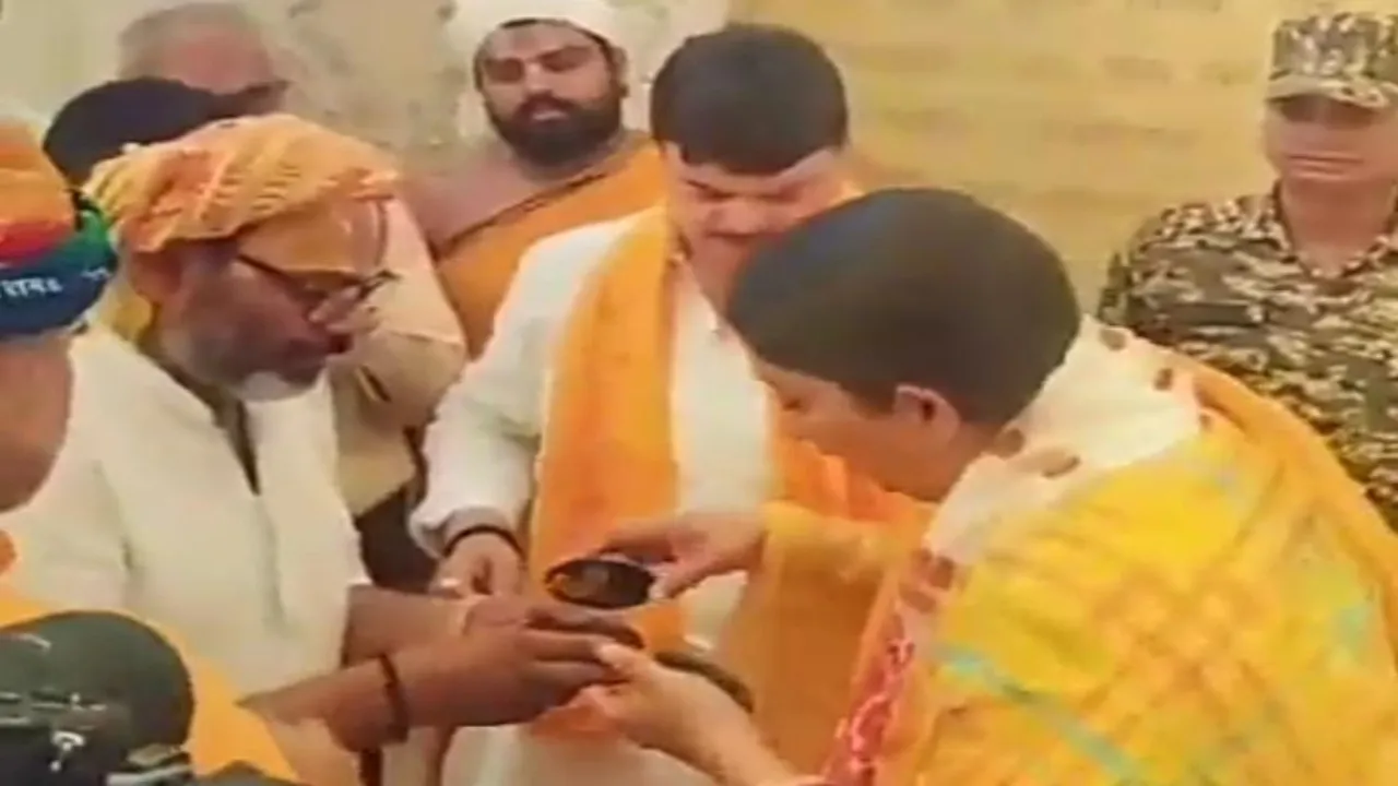 अयोध्या पहुंची स्मृति ईरानी ने लिया रामलला का आशीर्वाद, हनुमानगढ़ी में भी टेका माथा