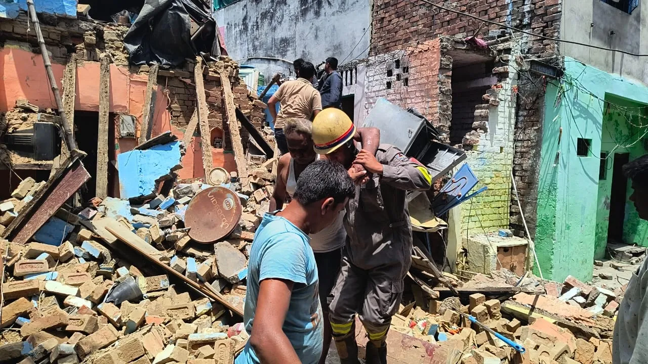 Video: लखनऊ में सिलेंडर ब्लास्ट से मकान गिरा, एक वर्षीय मासूम समेत चार गंभीर रूप से घायल 
