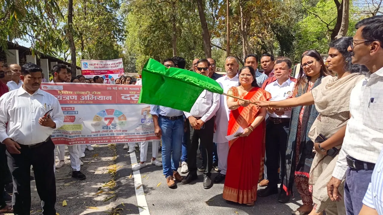 संचारी रोग नियंत्रण अभियान: डीएम ने रैली को दिखाई हरी झंडी, दिलायी स्वच्छता की शपथ, देखें Video