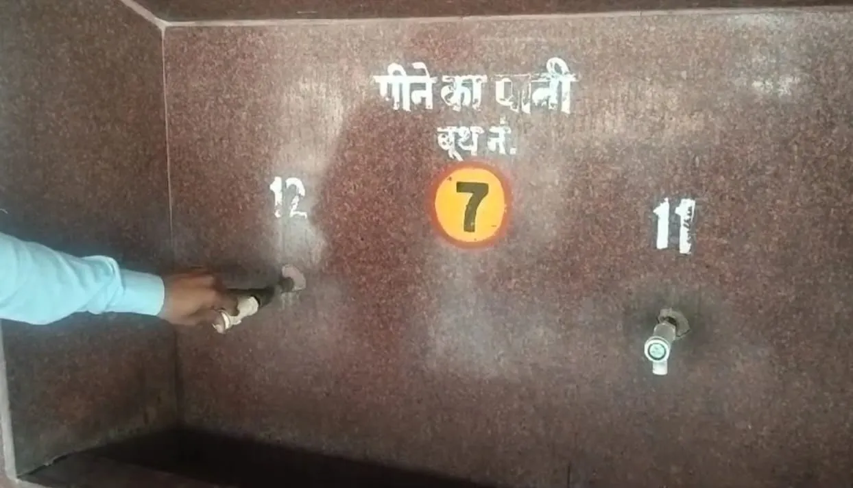 Bareilly News: यात्रियों की प्यास बुझाने के दावे हवाई, टोटियों से पानी न आने का वीडियो वायरल