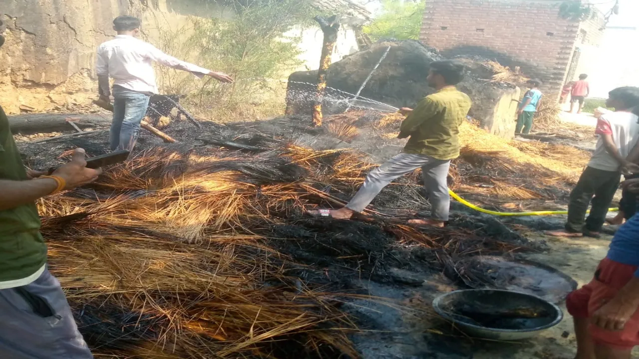 Jaunpur fire: मड़हे में लगी आग, गृहस्थी का सामान जलकर खाक