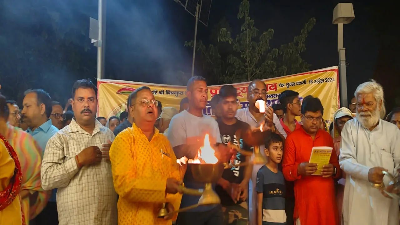 अयोध्या: चित्रगुप्त भगवान के प्रकटोत्सव पर सरयू तट पर हुई महाआरती, कई विभूतियों को मिला सम्मान  