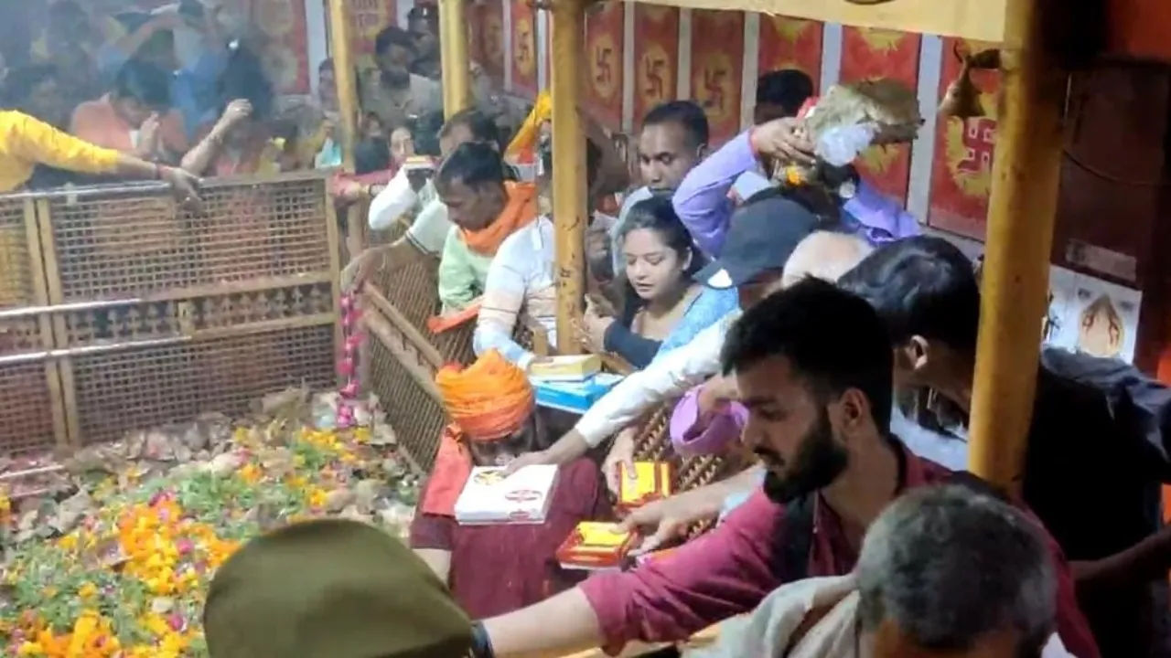 श्री हनुमान जन्मोत्सव: बड़े हनुमान मंदिर में जुटी श्रृद्धालुओं की भीड़, रात्रि में होगी विशेष आरती 