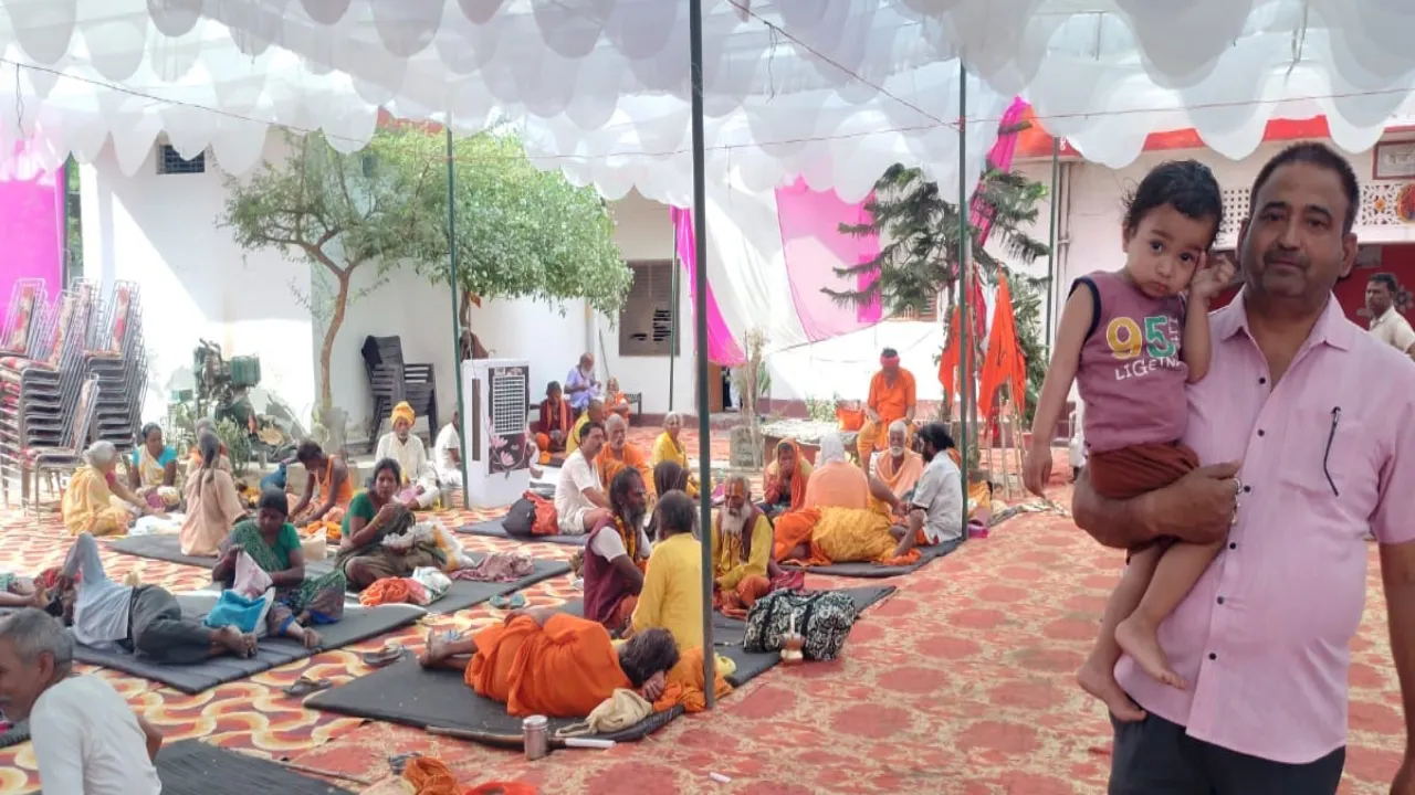 अयोध्या: टिकरी पहुंची 84 कोसी परिक्रमा यात्रा, संतों ने किया विश्राम 