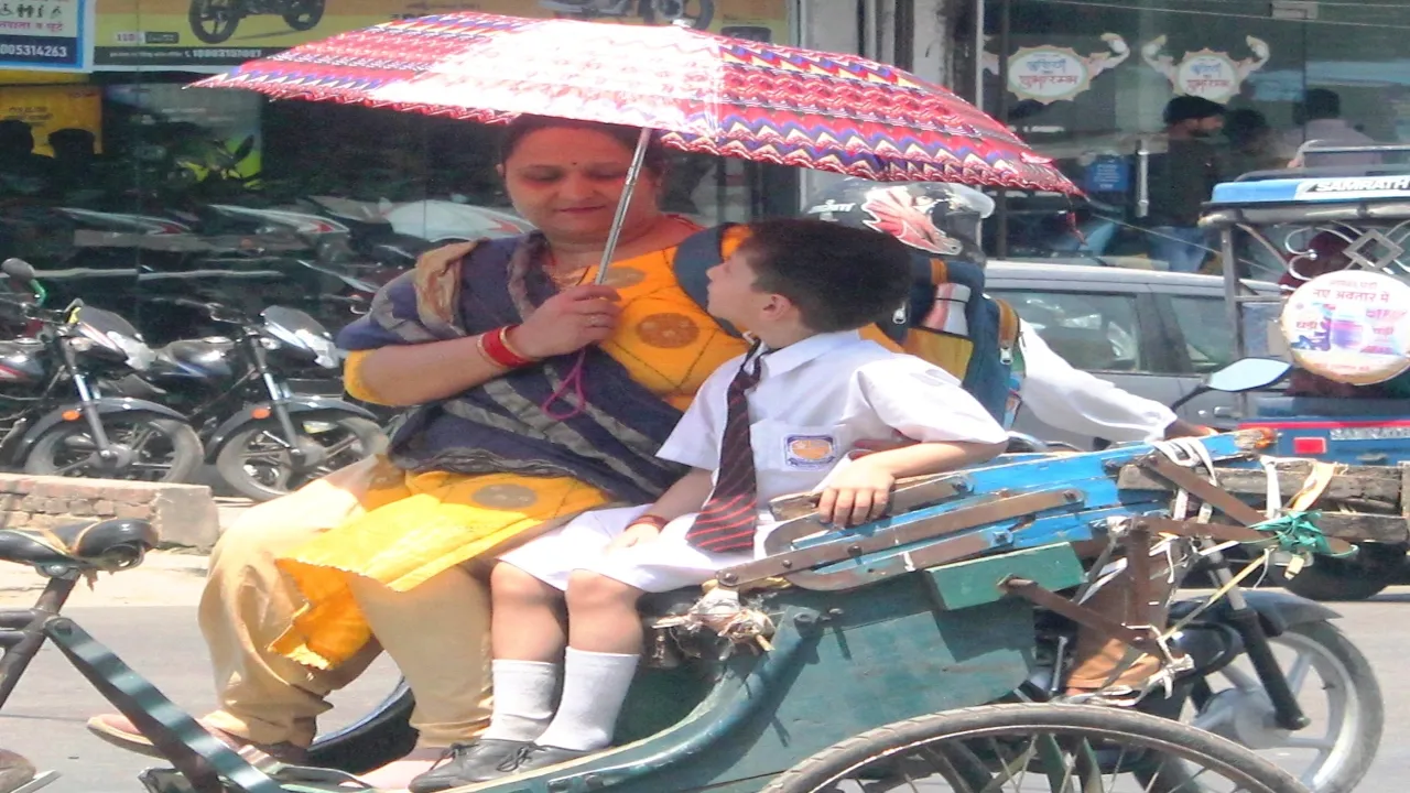 गर्मी का सितम..स्कूली बच्चों के साथ मम्मी, पापा और बाबा भी बेहाल