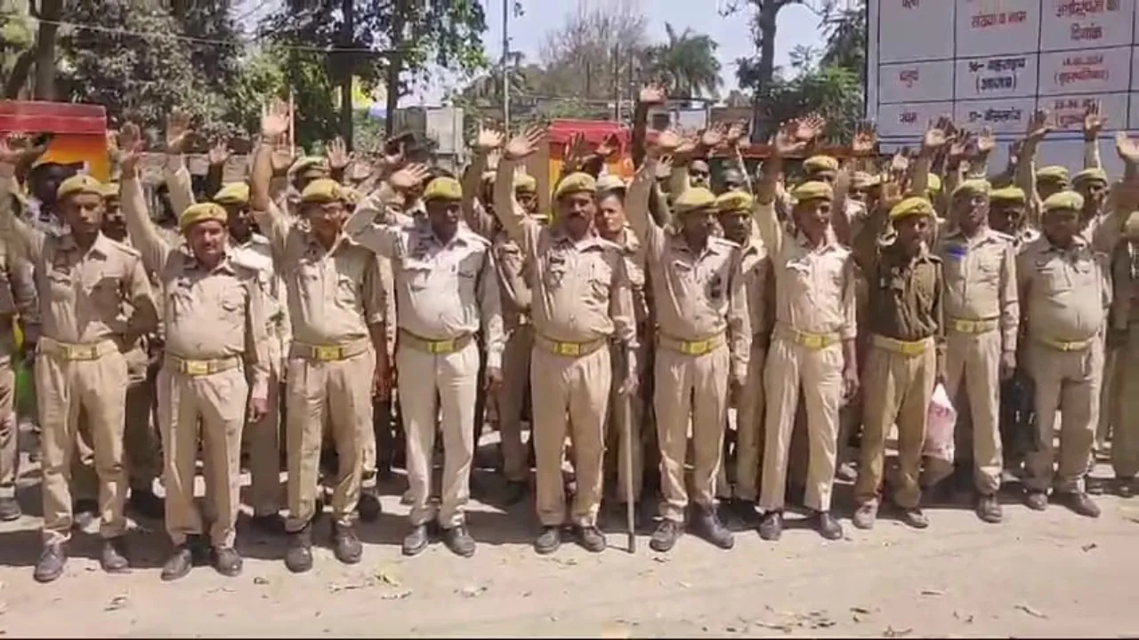 ड्यूटी काटने से नाराज पीआरडी जवानों ने बहराइच में घेरा कलेक्ट्रेट ऑफिस, उठाई ये बड़ी मांग 