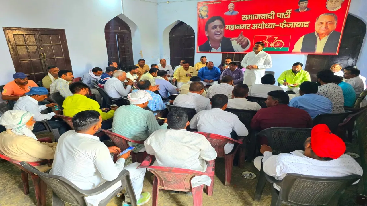 सपा सरकार में किए गए कार्यों को जनता तक पहुंचाएं :पवन पांडेय 