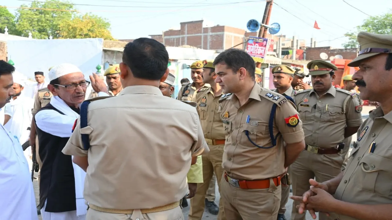 जौनपुर में ईद उल फितर की नमाज सकुशल संपन्न, गले लगे रोजेदार-दी बधाइयां 