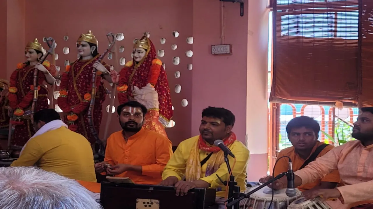 Ram navmi: मंत्रोच्चार के साथ कारसेवक पुरम में मना रामलला का जन्मोत्सव 