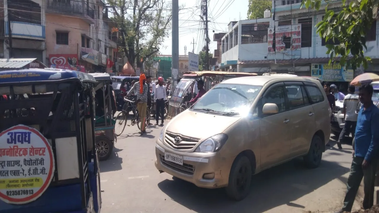 अयोध्या में बेतरतीब खोदाई से सकरा हुआ रीडगंज चौराहा, कार की टक्कर से बाइक सवार घायल