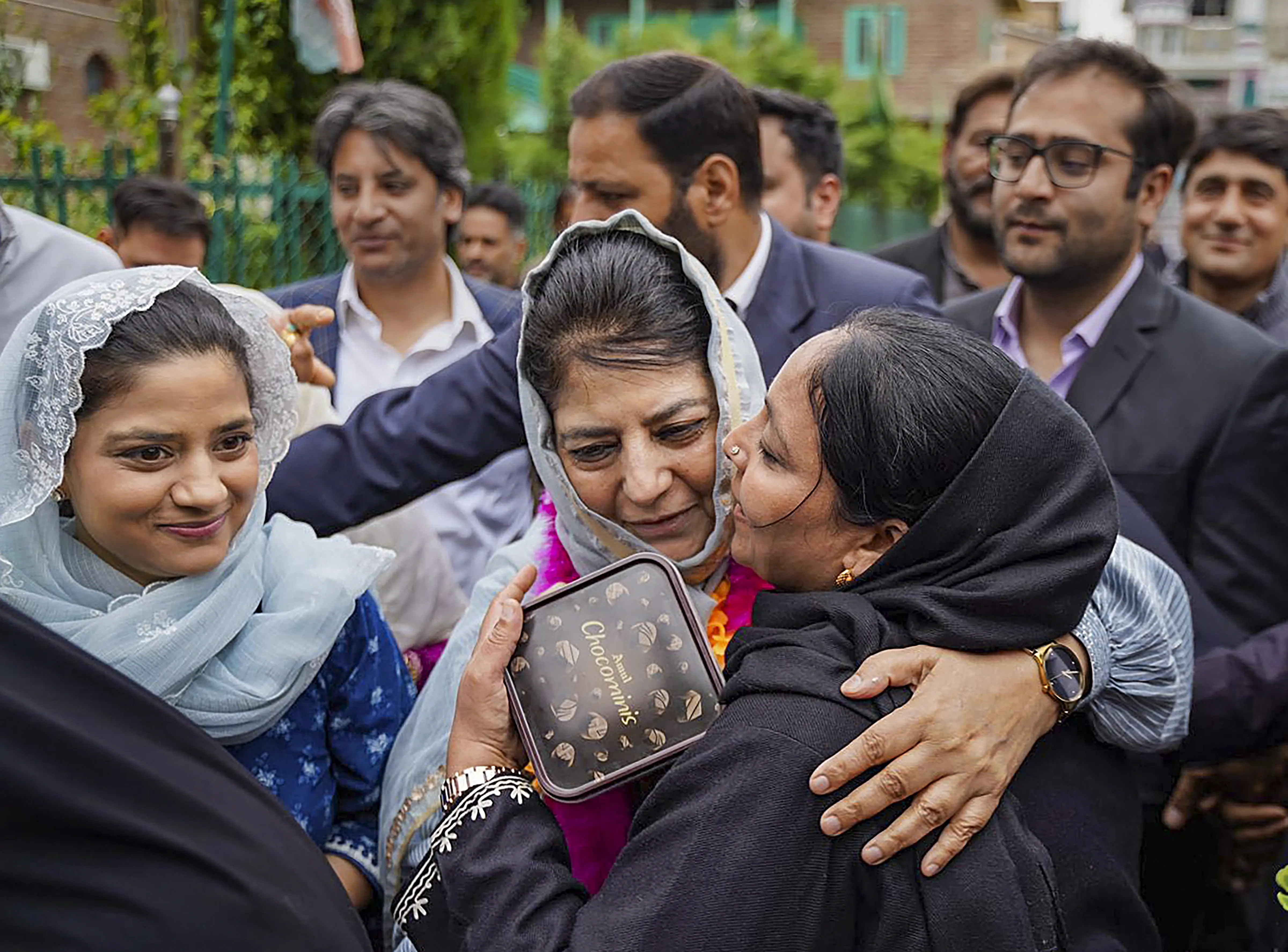 महबूबा मुफ्ती ने अनंतनाग-राजौरी लोकसभा सीट से नामांकन पत्र किया दाखिल, सात मई को होगा मतदान 