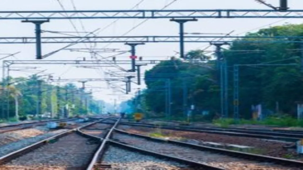 रायबरेली में रेलवे ट्रैक के किनारे मिला युवक का शव, जांच में जुटी पुलिस 